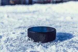 Eishockey Puck Lügen auf das Schnee Nahansicht foto