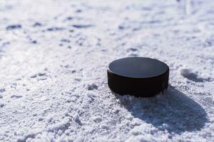 Eishockey Puck Lügen auf das Schnee Nahansicht foto