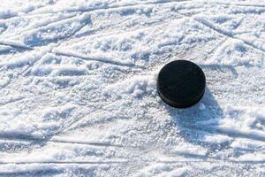 Eishockey Puck Lügen auf das Schnee Nahansicht foto