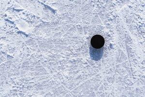 Eishockey Puck Lügen auf das Schnee Nahansicht foto