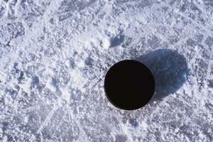 Eishockey Puck Lügen auf das Schnee Nahansicht foto