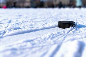 Eishockey Puck Lügen auf das Schnee Makro foto