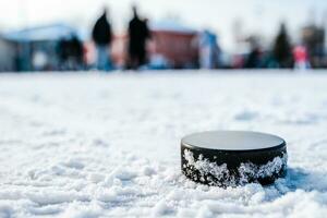 Eishockey Puck Lügen auf das Schnee Makro foto