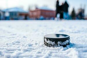 Eishockey Puck Lügen auf das Schnee Makro foto