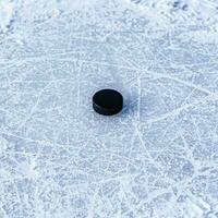 Eishockey Puck Lügen auf das Schnee Nahansicht foto