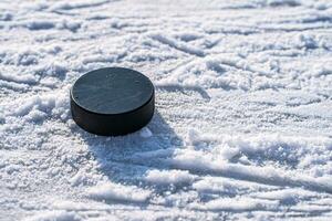 Eishockey Puck Lügen auf das Schnee Nahansicht foto