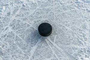 Eishockey Puck Lügen auf das Schnee Nahansicht foto