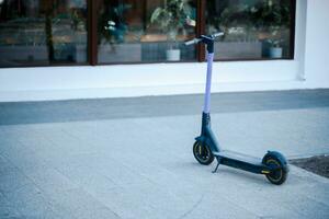 elektrisch Roller steht geparkt im das Stadt Center. Öffentlichkeit Handy, Mobiltelefon Transport foto