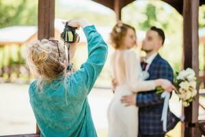 ein Hochzeit Fotograf Fotografien ein Paar im Natur auf ein sonnig Tag foto