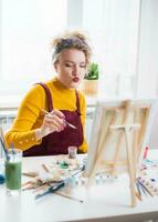 schön Frau Künstler Farben auf Segeltuch beim Zuhause foto