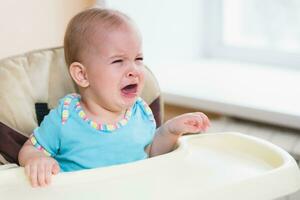 neun Baby weint Vor Fütterung beim Zuhause foto