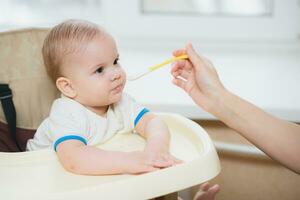 Mutter Fütterung ihr Baby Brust Haferbrei Tag foto