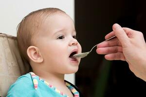 Mutter Fütterung ihr Baby Brust Haferbrei Tag foto