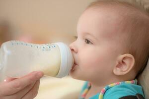 Mutter Einspeisungen Baby von ein Flasche von Milch foto