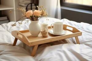 hölzern Tablett mit Kaffee und Innere Dekor auf das Bett mit Weiß Leinen. generativ ai. foto