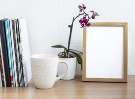 Schreibtisch mit Stapel Notizblöcken foto