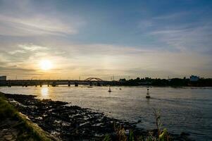 ho Chi minh Stadt, viet nam 11 Juli 2023 Sonnenuntergang Silhouetten auf binh trieu Brücke im ho Chi minh Stadt foto