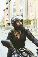 Mitte alt Frau im Motorradfahrer Kleidung Reiten ein modern Motorrad draußen foto