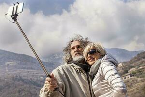 schön reifen Paar nimmt ein Selfie auf das Dock foto