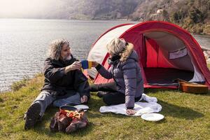 schön reifen Paar entspannend und Kochen Eier foto