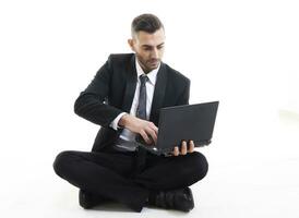 Porträt von jung Geschäftsmann mit Laptop isoliert auf Weiß Hintergrund foto