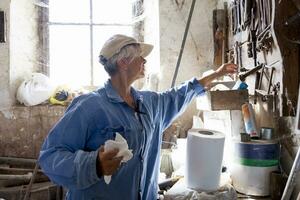 schön Dame beim Arbeit im seine alt Werkstatt foto