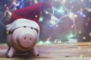 Sparschwein mit Santa claus Deckel gegen dekoriert Weihnachten Baum. Weihnachten Einkaufen. Speichern Geld zum Weihnachten. vorweihnachtlich Ausgaben Konzept foto
