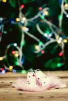süß Rosa Weihnachten Spielzeuge mit Licht Rosa Gefieder auf hölzern Tabelle foto