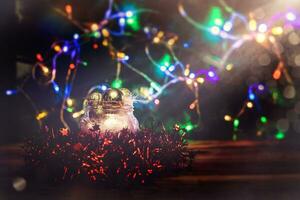 Weihnachten Hintergrund. Neu Jahr Urlaub Hintergrund mit Kopieren Raum. Glas Krug voll von Weihnachten Dekoration Spielzeuge gegen Weihnachten Baum Bokeh Beleuchtung foto
