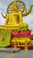 Goldene Buddha-Statue im Wat Phra Yai Tempel, Koh Samui, thailand foto