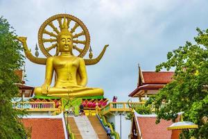 die goldene buddha-statue im wat phra yai tempel, koh samui, thailand, 2018