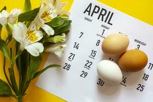 April 2020 Ostern monatlich Kalender mit bunt Eier und Frühling Blumen foto