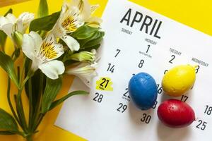 April 2020 Ostern monatlich Kalender mit bunt Eier und Frühling Blumen foto