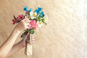 Frau halten schön Strauß von Frühling Blumen foto