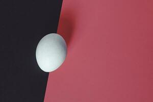 abstrakt Bild. ein Single Ei auf das gespalten Hintergrund foto