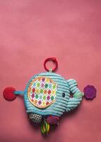 Elefant Spielzeug zum Baby auf Hintergrund foto