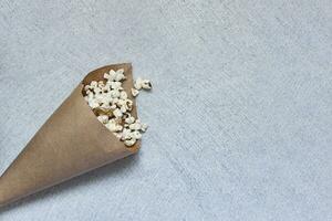 Popcorn bedeckt mit Papier auf das Marmor foto