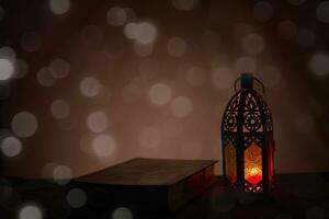 Arabisch Laterne und heilig Koran, Ramadan kareem Hintergrund foto