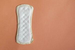 sanitär Servietten oder Menstruation- Pad auf Pantone farbig Hintergrund. Kopieren Raum. foto
