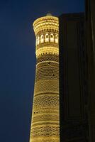 Minarett kalyan beim Nacht. Nacht Aussicht von kalyan Minarett von Buchara. einer von das größte Gebäude im das Ost. großartig Minarett oder Minarett von Tod. foto