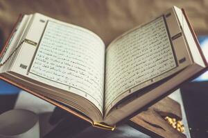 Koran - - heilig Buch auf Buch Stand foto