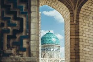 Aussicht von das schön Blau Kuppel von das Moschee Kalyan. einer von das älteste und größten Moschee im zentral Asien. Main Kathedrale Moschee von Buchara foto