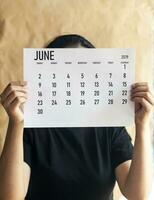 ein Frau halten einfach Juni 2019 Kalender foto