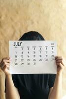 Frau halten Kalender mit markiert Tag Juli 4, 2019 - - uns Unabhängigkeit Tag foto