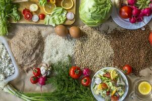 organisch Essen Hintergrund mit Schneiden Tafel und Zitrone Scheiben foto