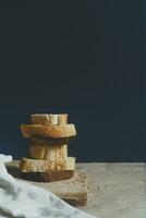 Essen Konzept. Brot geschnitten. oben Sicht. kostenlos Raum zum Text foto