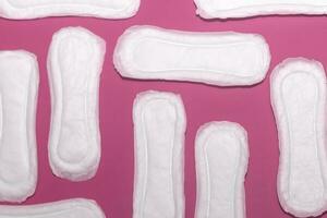 Menstruation- Konzept. Menstruation- Pads zum Frauen. foto