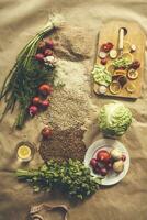 organisch Essen Hintergrund mit Schneiden Tafel und Zitrone Scheiben foto