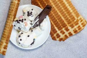 köstlich Waffel mit Eiscreme. Sommer- Essen Konzept. oben Aussicht von lecker Eis Sahne foto