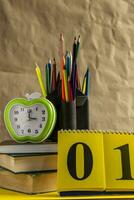 zurück zu Schule Konzept. Stapel von Bücher mit Schule liefert foto